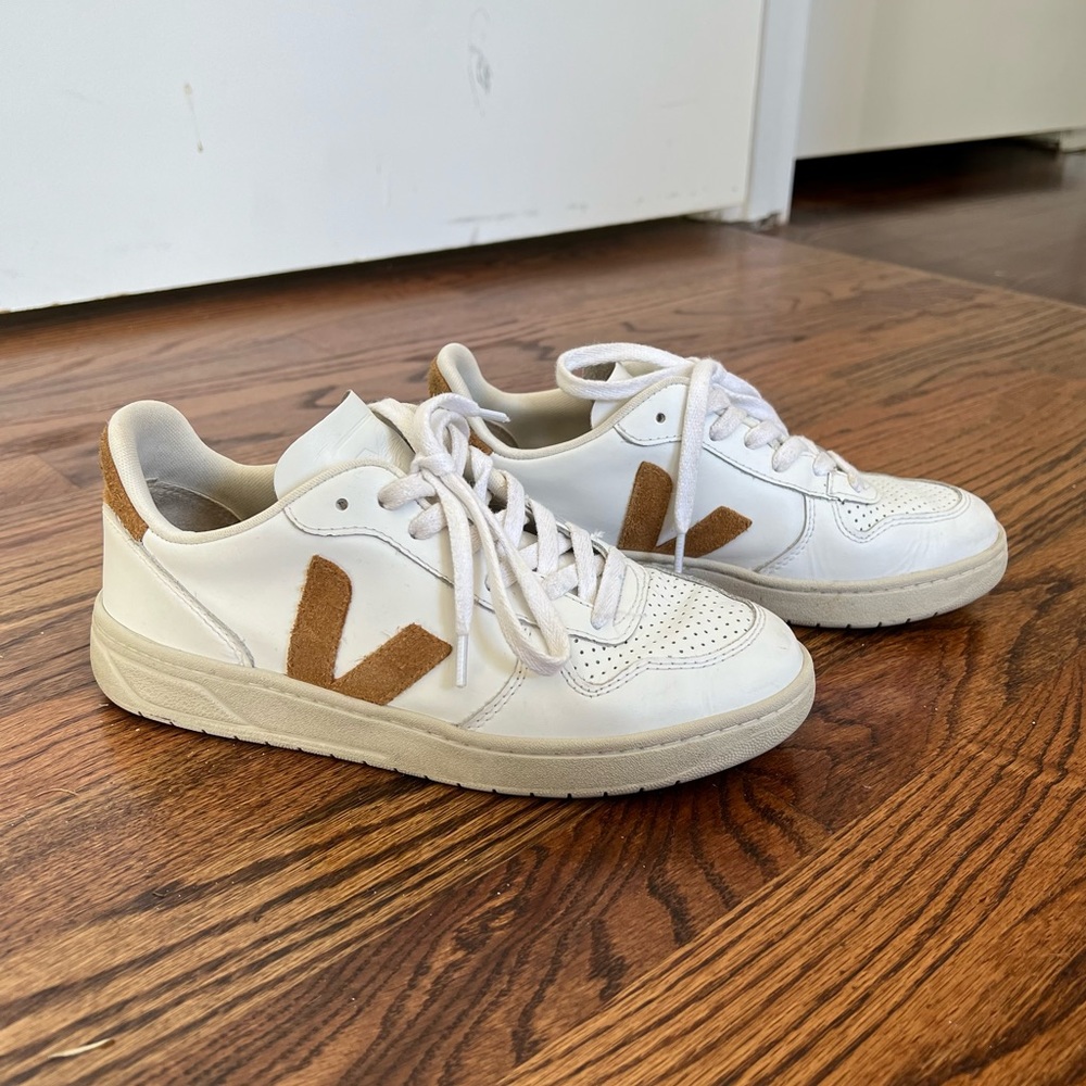 Veja V-10 sneaker extra white & camel